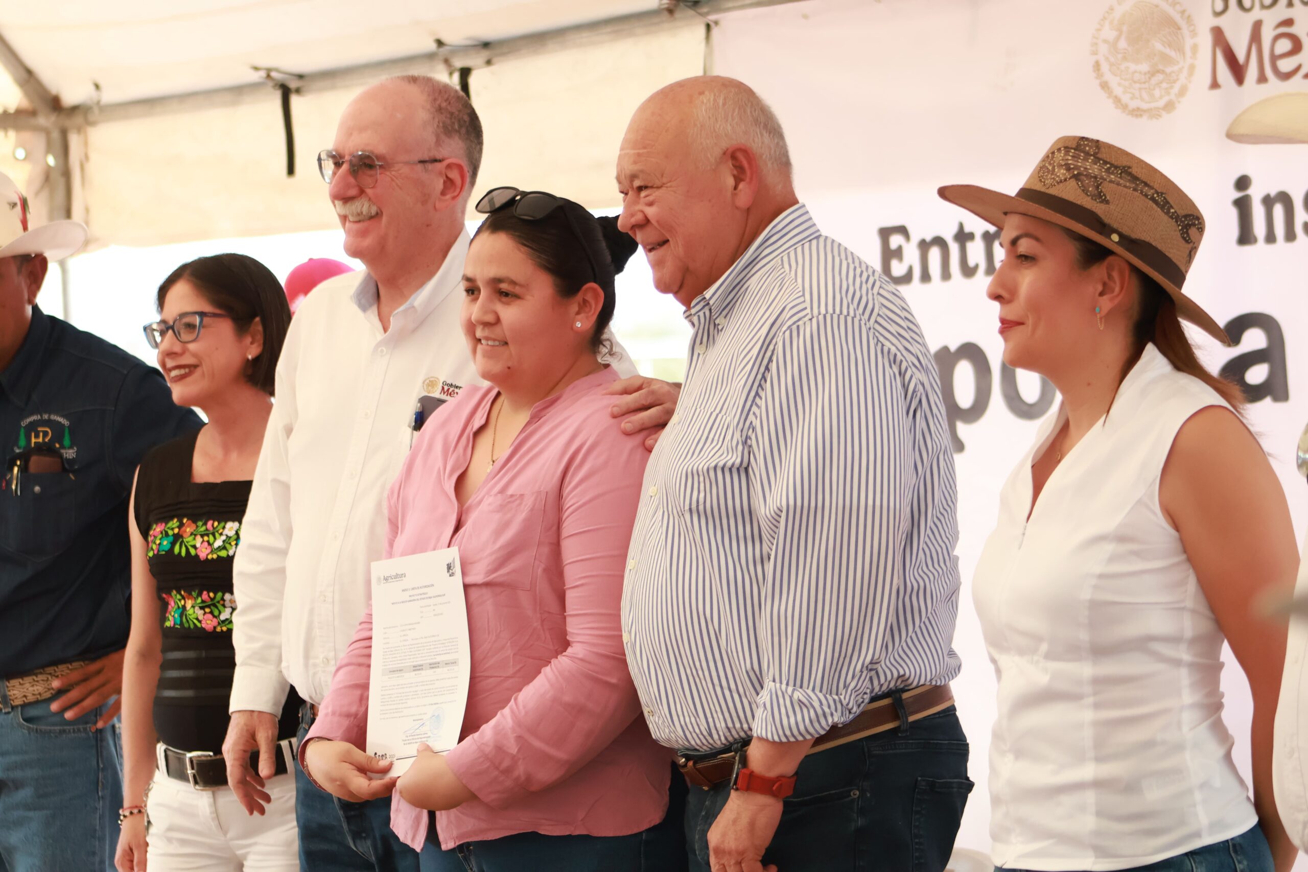 Gobernador Víctor Castro entrega apoyos para el campo a productores de BCS