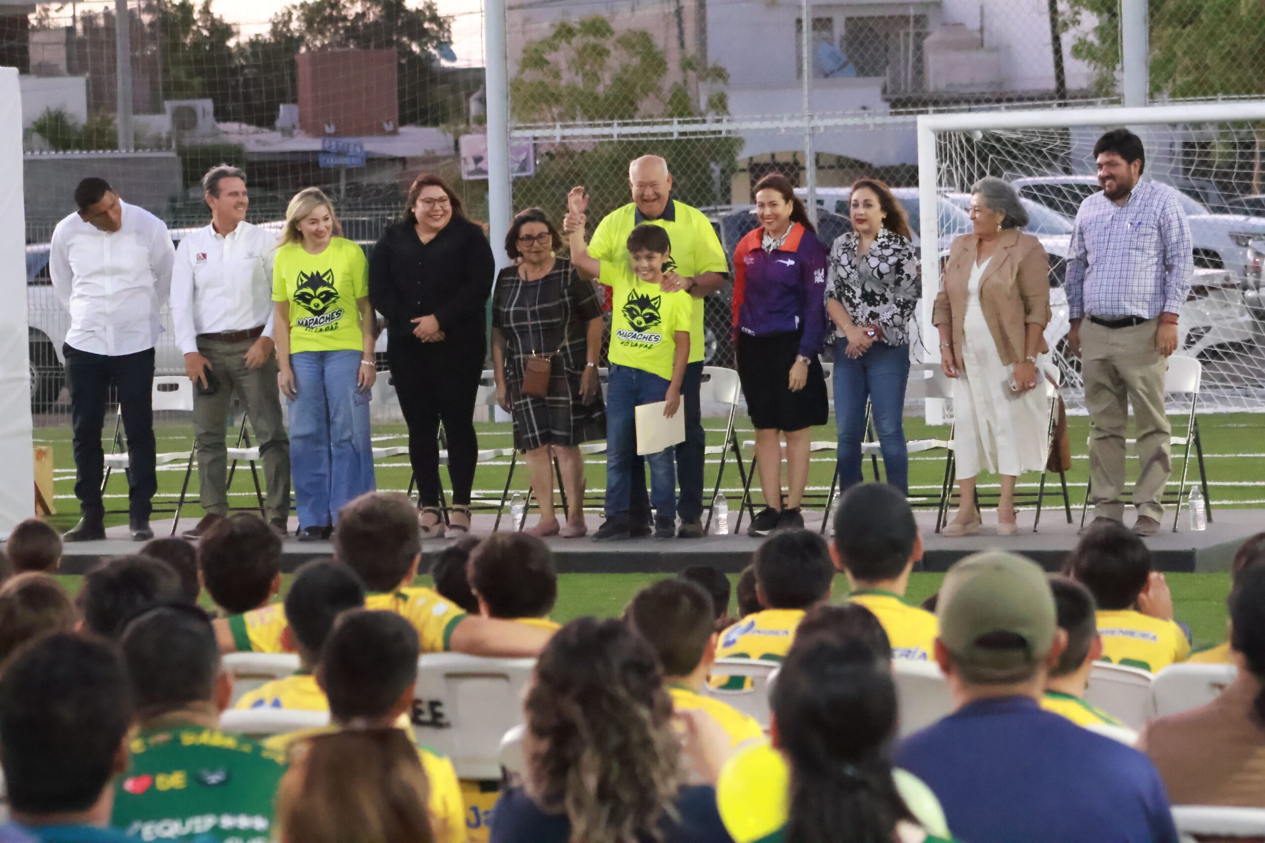 Entrega gobernador Víctor Castro rehabilitación del campo de fútbol 7 en la Unidad Deportiva Nuevo Sol