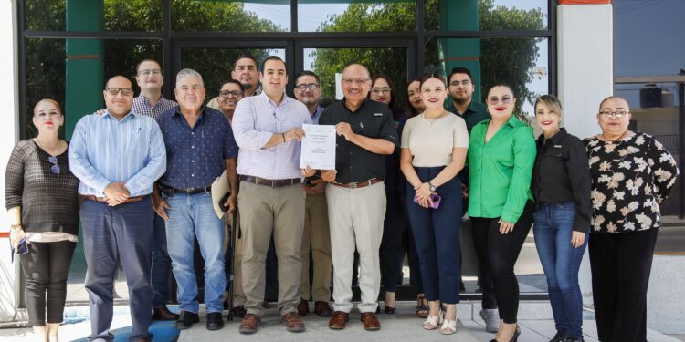 Firma CECyTE comodato de albergue en Comondú para uso educativo 