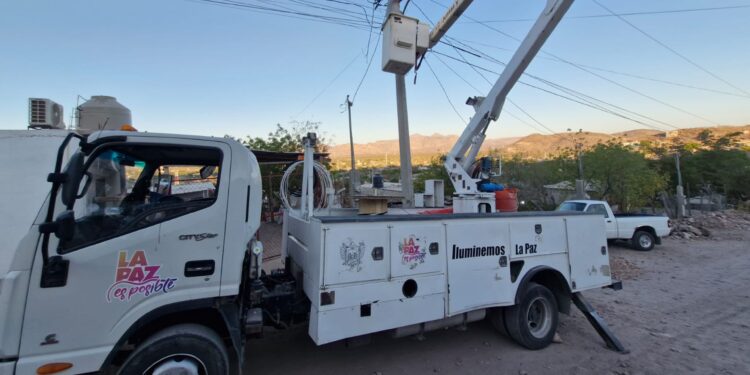 Rehabilitan más de 100 luminarias en distintos puntos de La Paz
