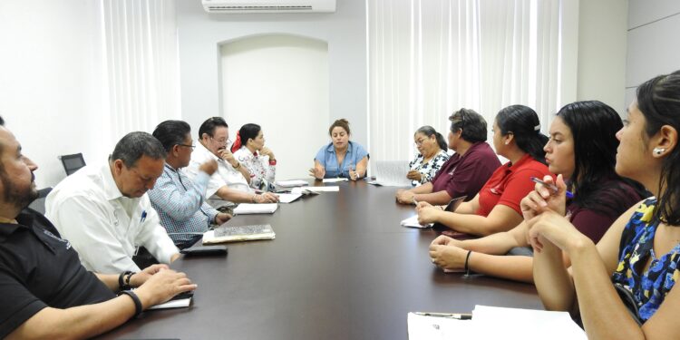 Sostienen reunión para optimizar procesos administrativos en los mercados municipales