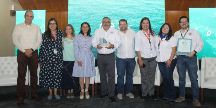 Empresas y organizaciones comprometidas con el aprendizaje reciben el distintivo APEX