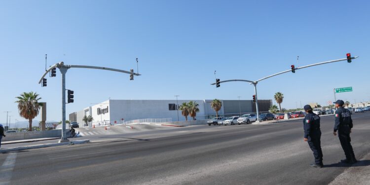 Entra en funciones un nuevo semáforo en el bulevar Olachea para mejorar la movilidad: Milena Quiroga 