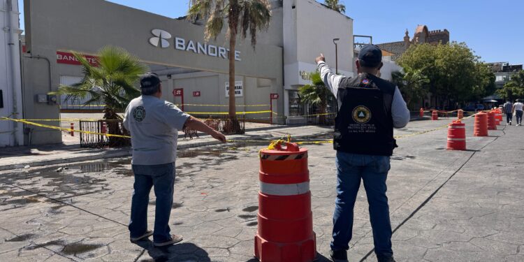 Bomberos de La Paz atienden incendio en zapatería del Centro Histórico de La Paz