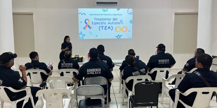 Bomberos de La Paz se capacitan para brindar atención inclusiva durante emergencias