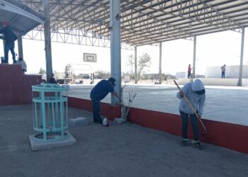 Servicios Públicos realiza trabajos de mantenimiento en canchas y parques de La Paz