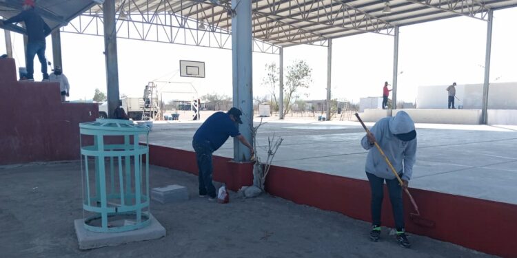 Servicios Públicos realiza trabajos de mantenimiento en canchas y parques de La Paz