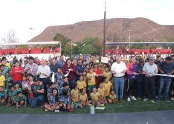 Recibe Ayuntamiento de La Paz rehabilitación del campo deportivo de la colonia 20 de Noviembre