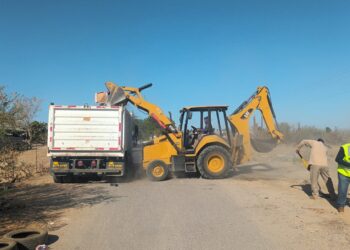 Avanza mantenimiento de espacios públicos con recolección de residuos y riego con agua tratada 