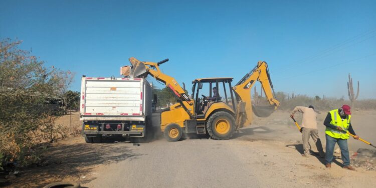 Avanza mantenimiento de espacios públicos con recolección de residuos y riego con agua tratada 