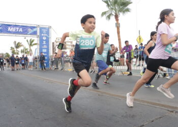 Participan 300 corredores en la Carrera del Día de la Marina 2025
