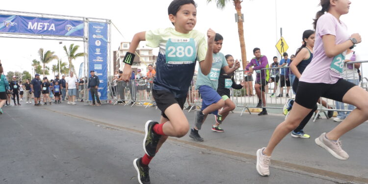 Participan 300 corredores en la Carrera del Día de la Marina 2025