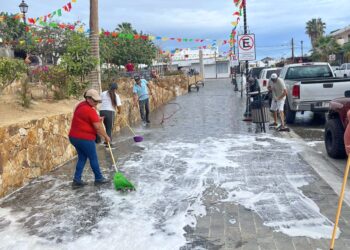 Realizan limpieza en plaza pública Amelia Wilkes en Cabo San Lucas 