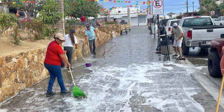 Realizan limpieza en plaza pública Amelia Wilkes en Cabo San Lucas 