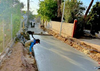 Avanzan trabajos de pavimentación en la calle Cabo Fierro en La Ribera