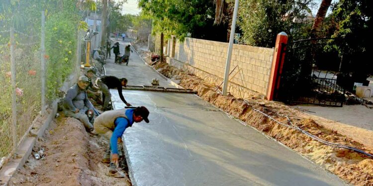 Avanzan trabajos de pavimentación en la calle Cabo Fierro en La Ribera