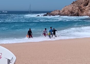 Rescate exitoso en Playa Santa María gracias a la rápida acción de guardavidas y personal de ZOFEMAT Los Cabos