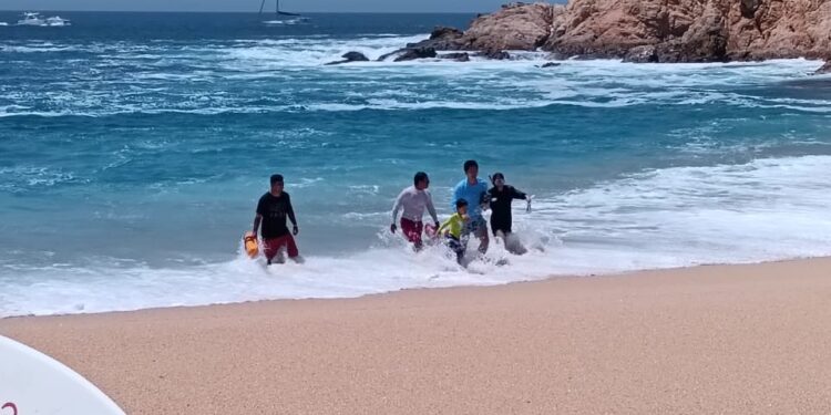 Rescate exitoso en Playa Santa María gracias a la rápida acción de guardavidas y personal de ZOFEMAT Los Cabos
