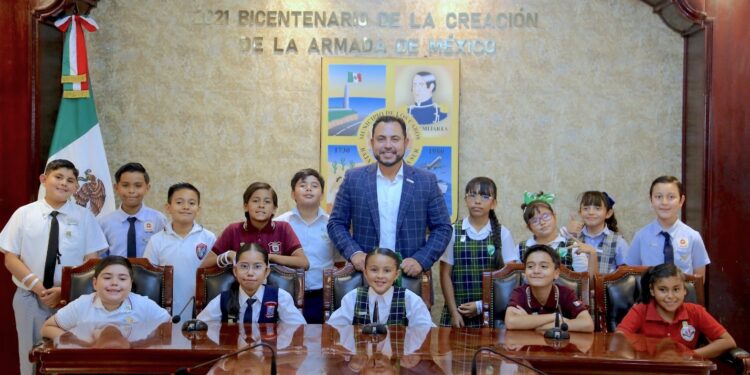 Alcalde Christian Agúndez toma protesta a integrantes del III Cabildo Infantil de Los Cabos