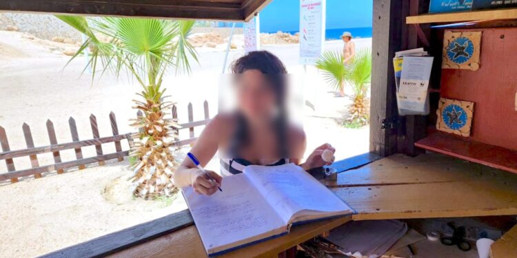  Colaborador de Zofemat ayuda con labores de rescate a turista en playa Las Viudas