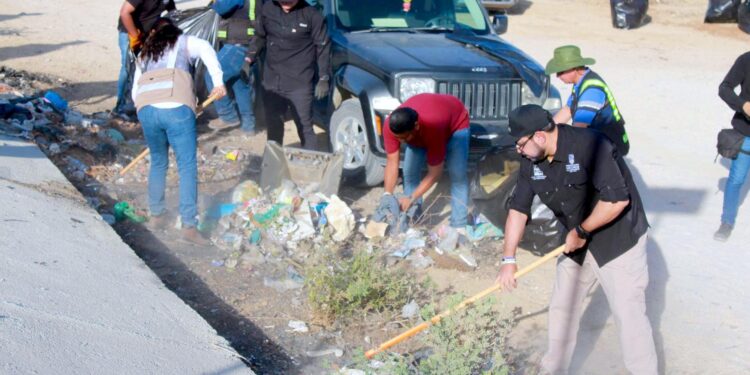 Limpieza y consciencia ambiental en Los Cabos: alcalde Christian Agúndez encabeza jornada en Caribe Bajo