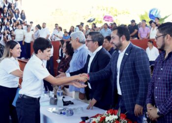 Clausura alcalde Christian Agúndez ciclo escolar en Escuela Secundaria Técnica No. 16 en Cabo San Lucas