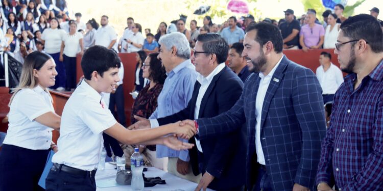 Clausura alcalde Christian Agúndez ciclo escolar en Escuela Secundaria Técnica No. 16 en Cabo San Lucas