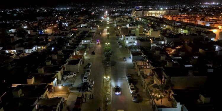 Atiende alcalde de Los Cabos Christian Agúndez solicitud de vecinos de Monte Real: ilumina el bulevar La Providencia y calle El Sauz