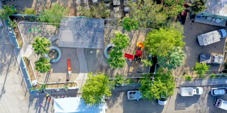 Entrega alcalde Christian Agúndez obras de remodelación del parque infantil en Miraflores