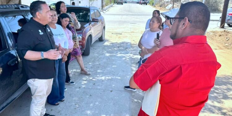 Atienden peticiones de vecinos de la colonia Hojazen en Cabo San Lucas