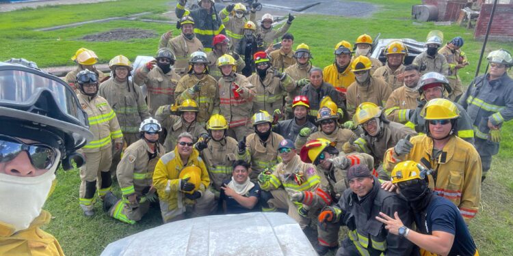 Bombero de Cabo San Lucas recibe formación especializada sobre rescate urbano y extracción vehicular en El Salto, Jalisco
