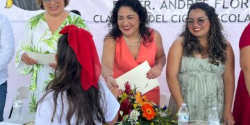 Asiste regidora Valerie Olmos a ceremonia de clausura del ciclo escolar 2019-2025 en escuela primaria Mauricio Castro
