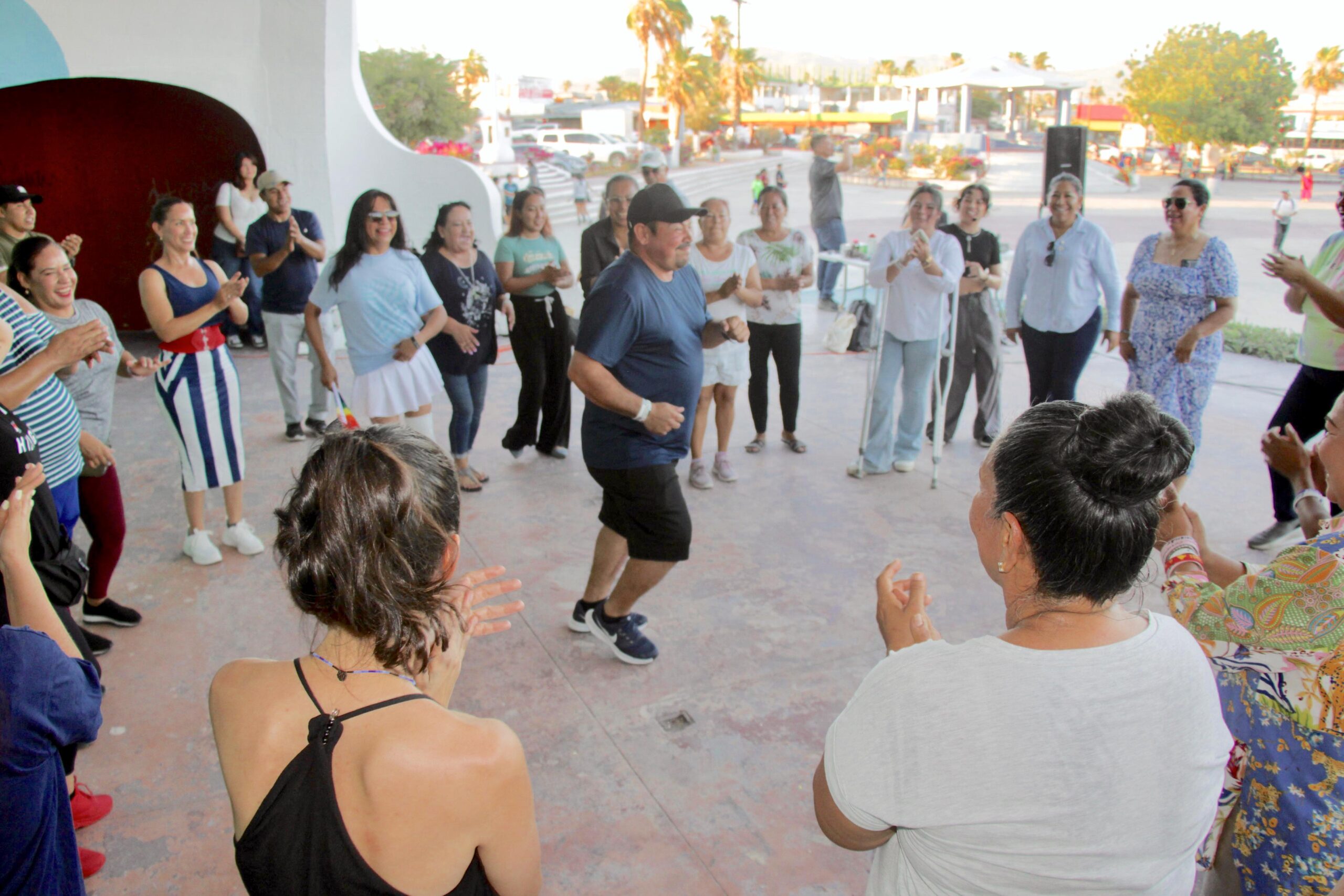 Imparten clase de ritmos latinos en la plaza pública León Cota Collins de Cabo San Lucas