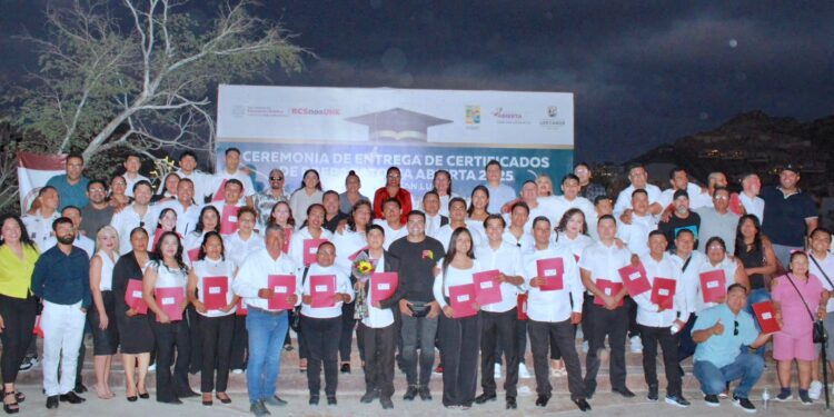 Entregan 62 certificados de Preparatoria Abierta en Cabo San Lucas