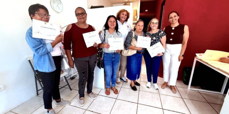 Reciben constancias 96 personas que se capacitaron en los Centros de Desarrollo Comunitario de Los Cabos