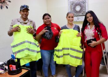 Entregan guantes y chalecos a trabajadores de Parques y Jardines en Cabo San Lucas