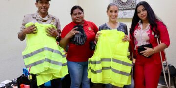 Entregan guantes y chalecos a trabajadores de Parques y Jardines en Cabo San Lucas