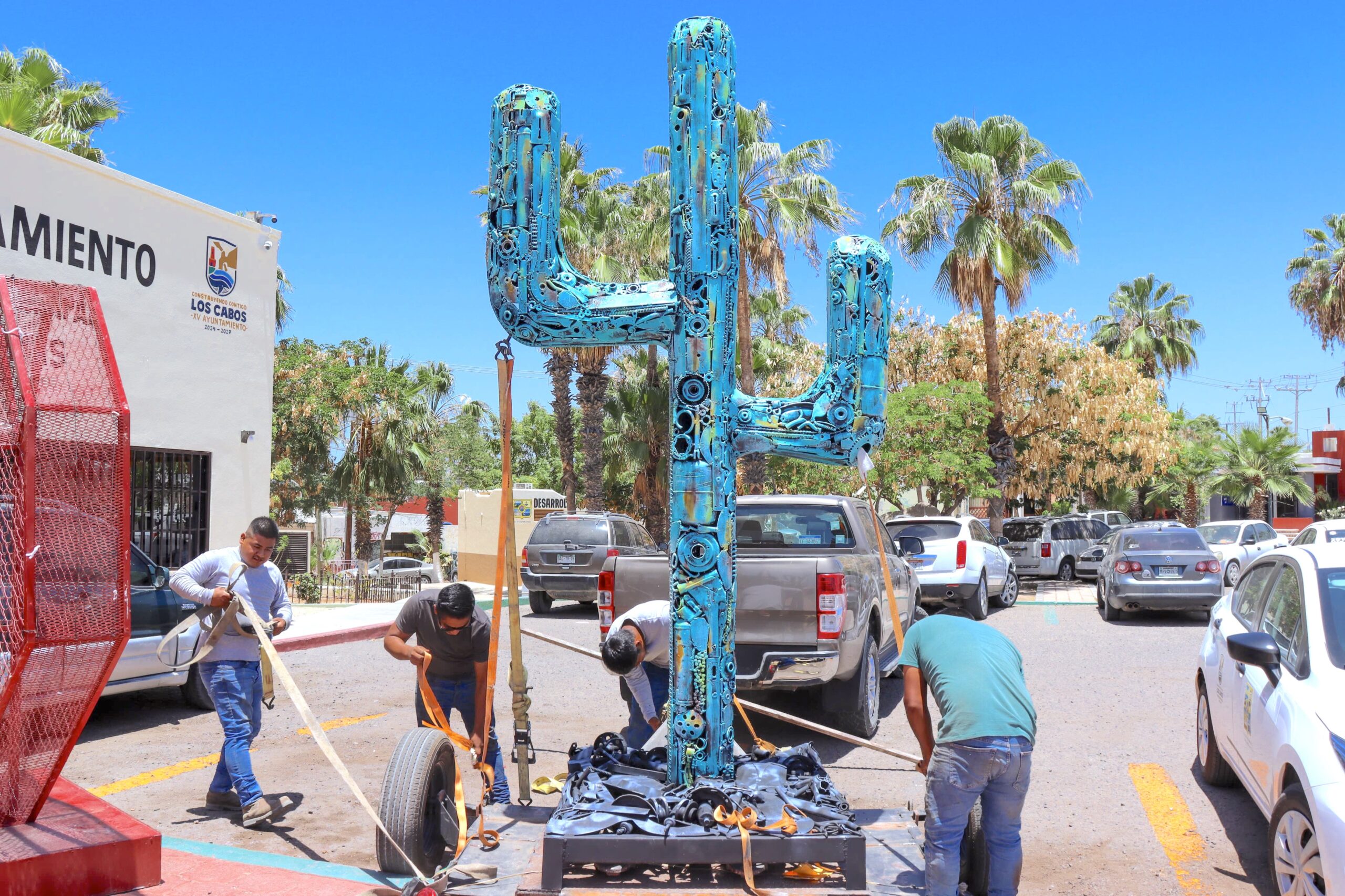 Un mensaje de cuidado ambiental: esculturas recicladas embellecen la entrada del edificio delegacional en Cabo San Lucas