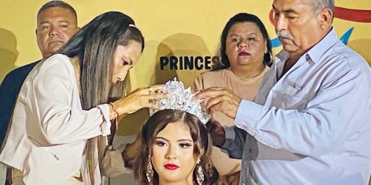 Coronan a Liliana I como reina de las Fiestas Tradicionales Ánimas Bajas 2025