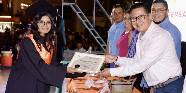 Se gradúan más de 2 mil alumnas y alumnos del CECyTE de BCS