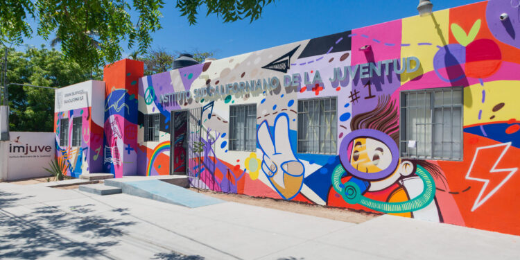 Jóvenes sudcalifornianos expresan su visión a través de un mural artístico