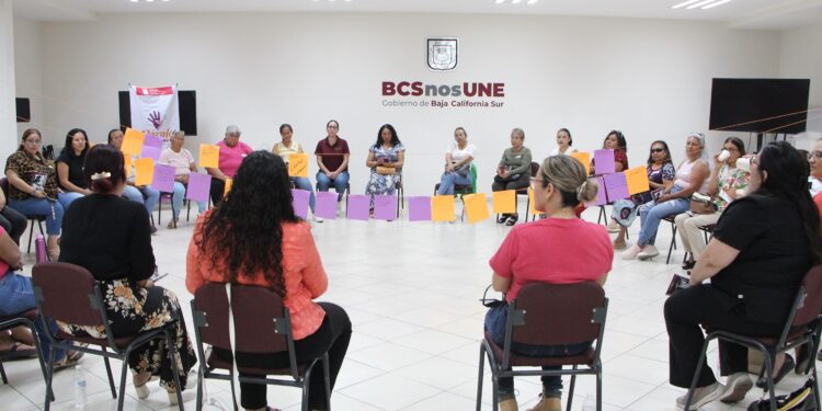 Realizan primera asamblea de emprendedoras del municipio de La Paz
