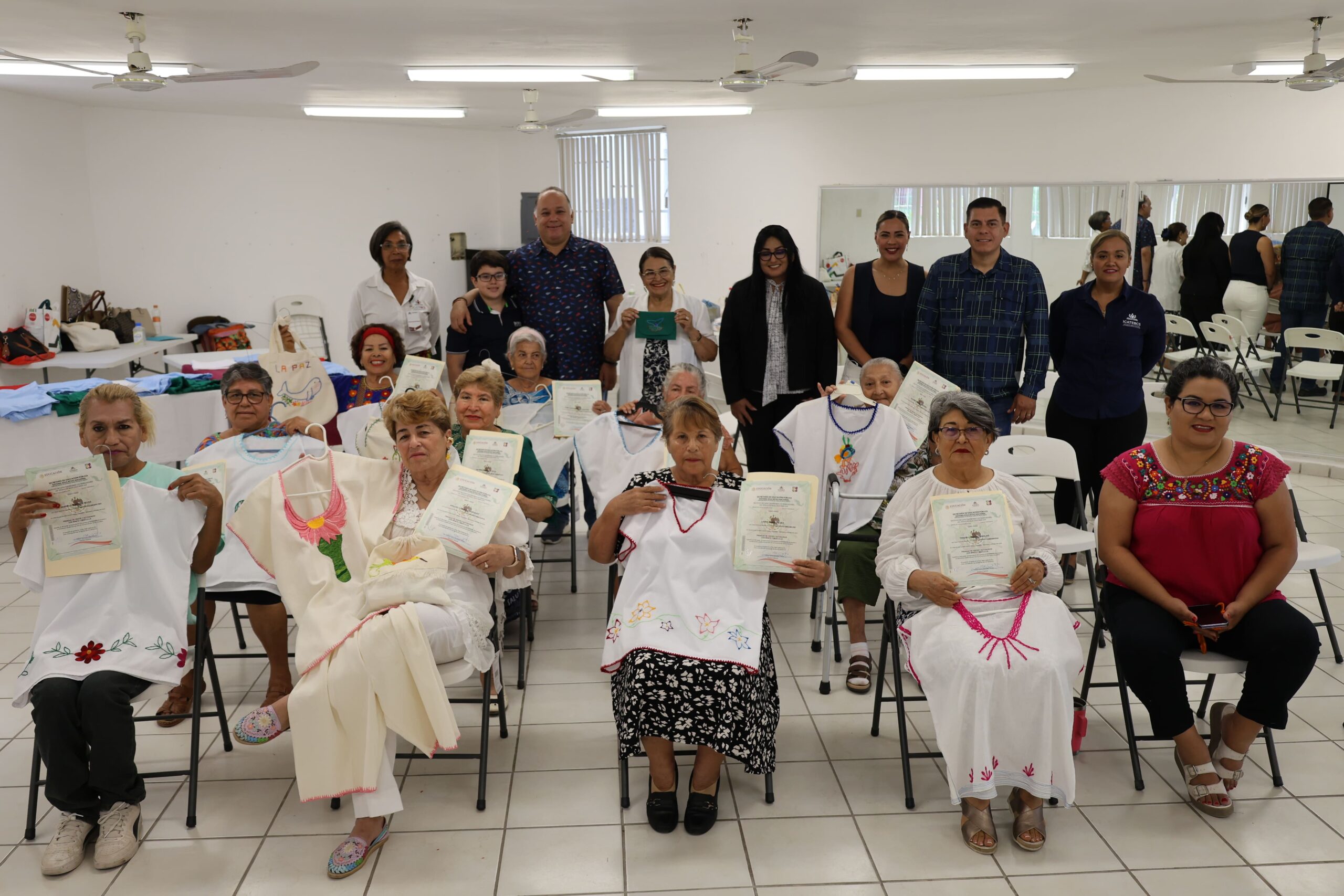Clausuran curso dirigido a adultos mayores de la Casa de Día del SEDIF