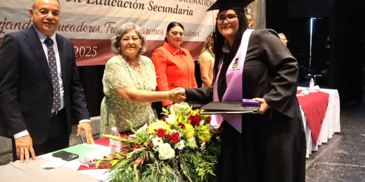 Entrega SEP 98 títulos profesionales a personas egresadas de la Escuela Normal Superior de BCS