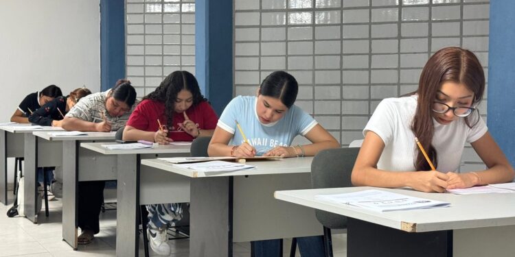 Más de 400 estudiantes de BCS realizaron examen de admisión para escuelas normales