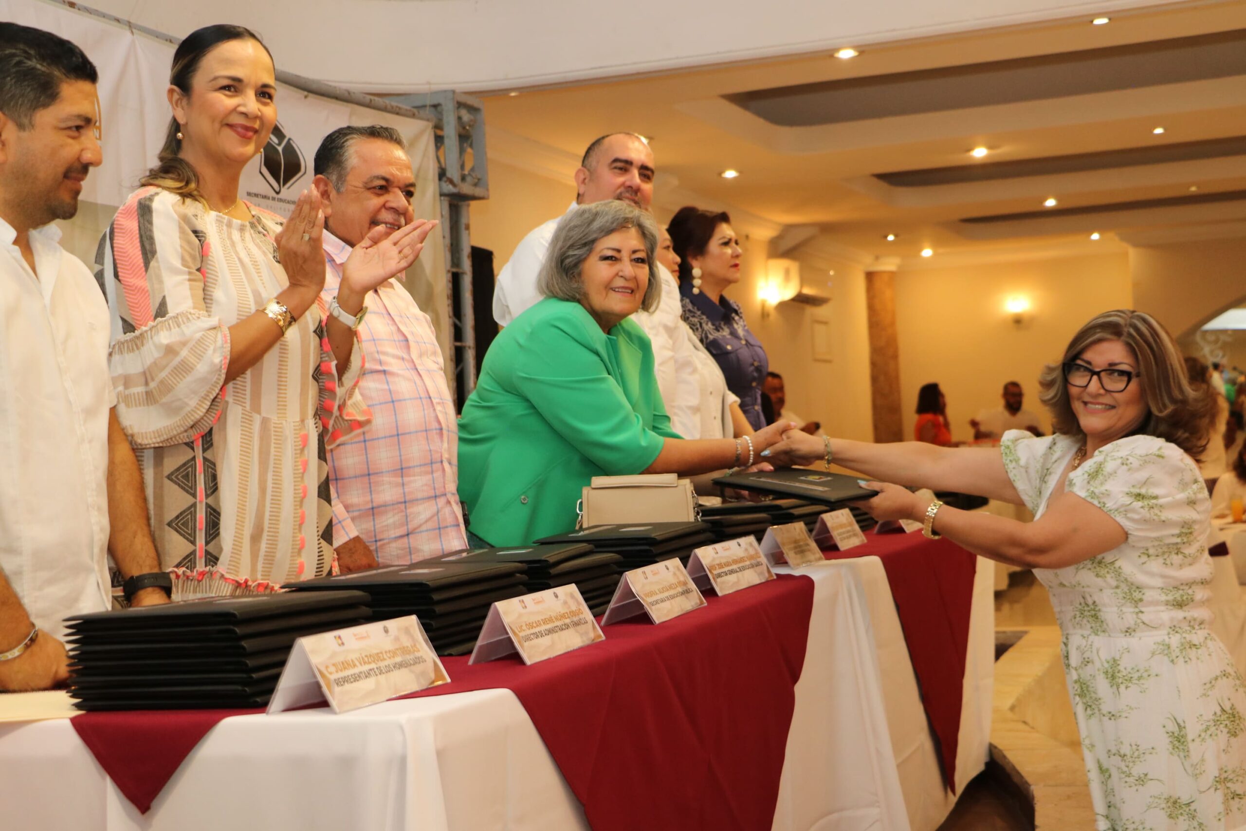 Reconocen autoridades educativas y sindicales a personal de apoyo y asistencia a la educación
