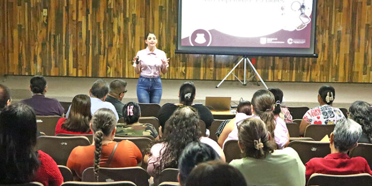 Ofrece COEPRIS capacitación a responsables de tiendas escolares de los cinco municipios