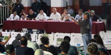 Víctor Castro reitera el compromiso de gobernar con el pueblo en encuentro ciudadano en Todos Santos
