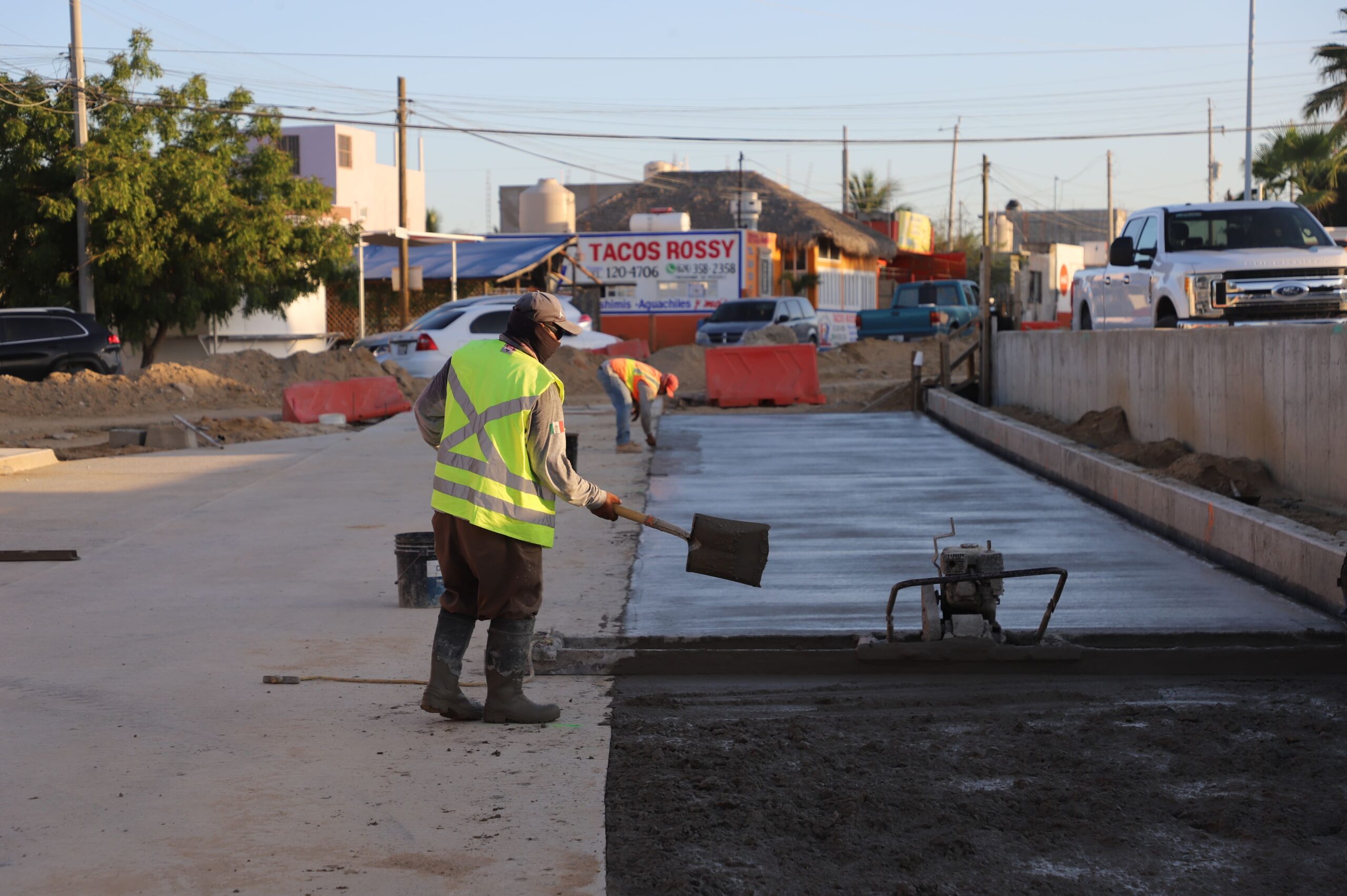 Avanza la pavimentación de calles en colonias de Los Cabos