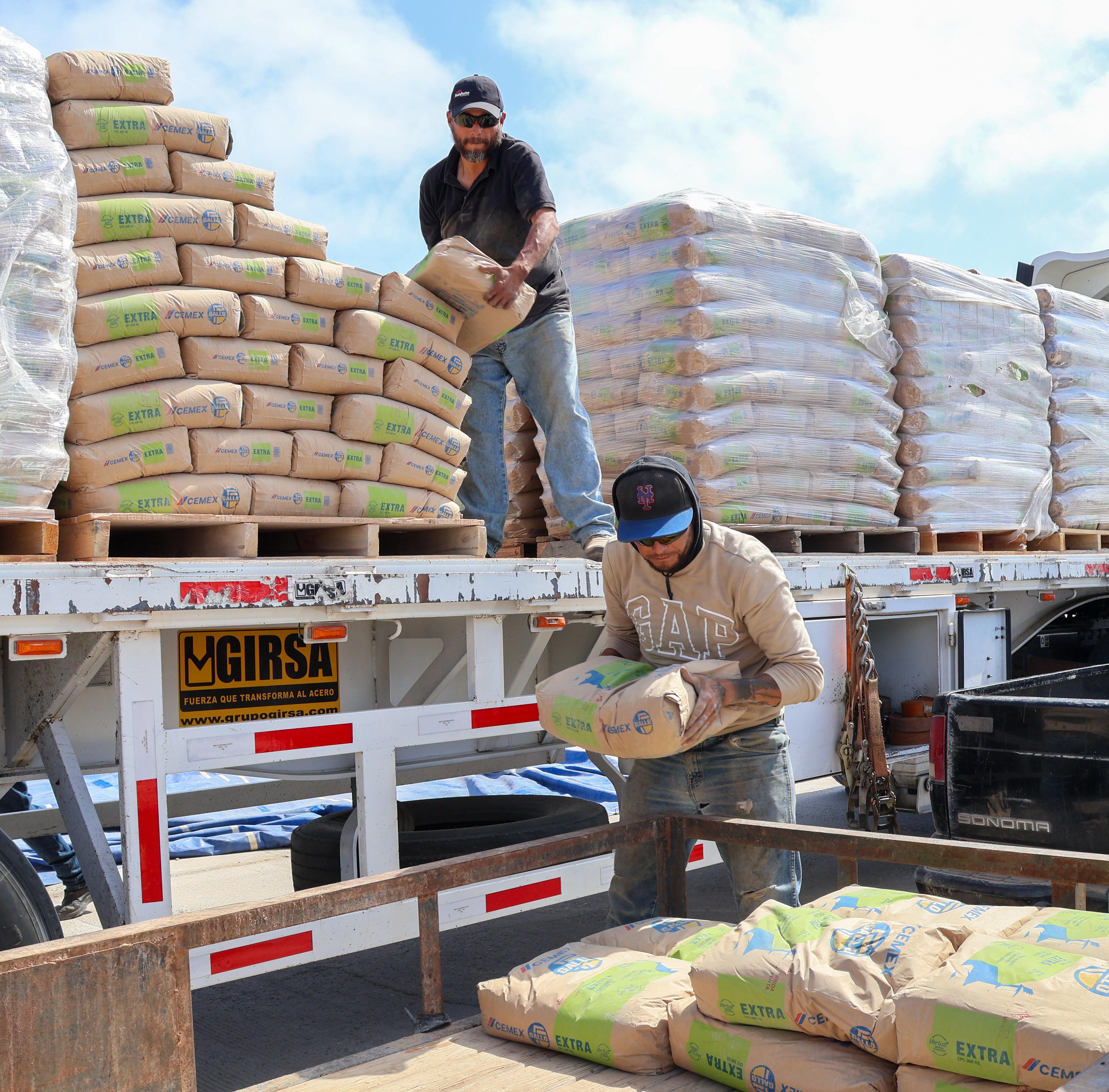 INICIA TERCERA ETAPA DE ENTREGA DE TINACOS Y CEMENTO EN ZONA PACÍFCO NORTE EN MULEGÉ 